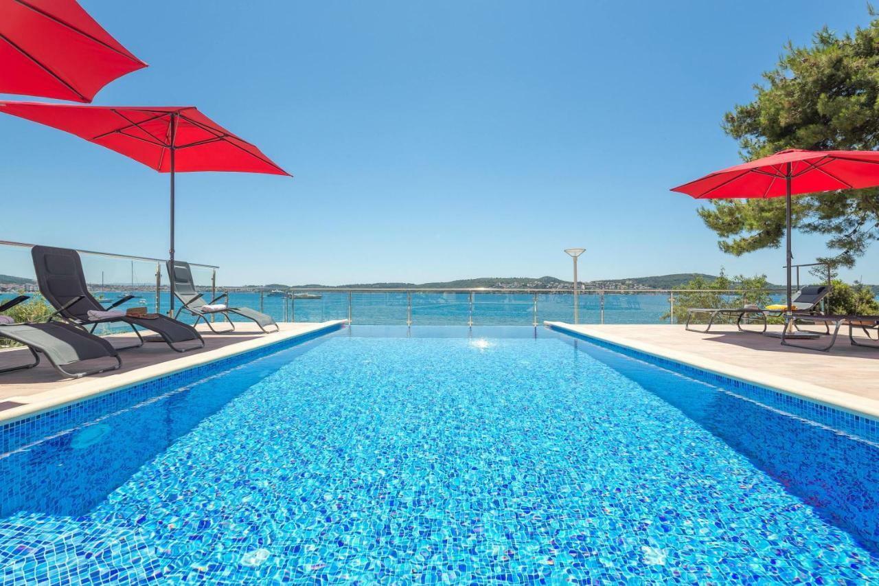 Gem Of The Sea Luxury Beach Apartment With Brand New Heating Infinity Pool 特罗吉尔 外观 照片