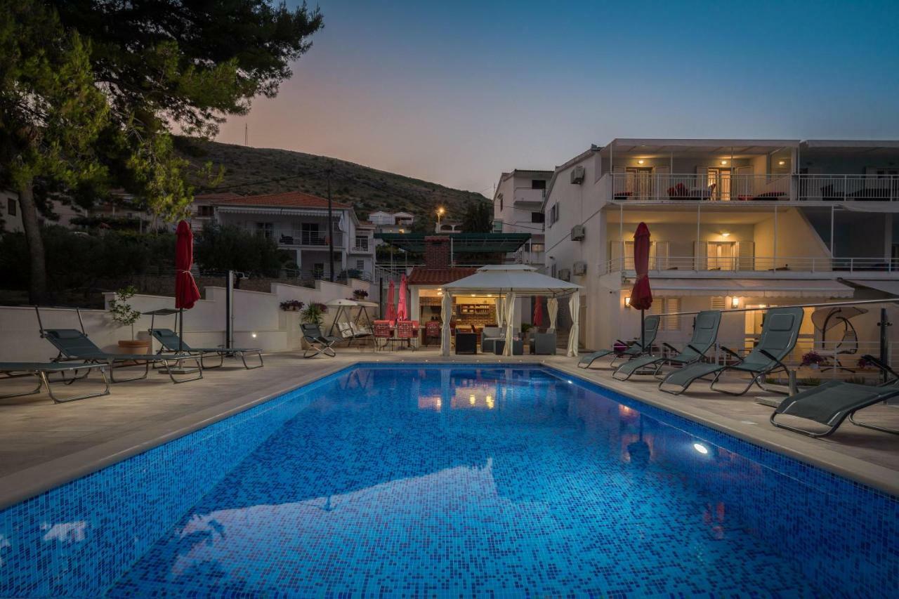 Gem Of The Sea Luxury Beach Apartment With Brand New Heating Infinity Pool 特罗吉尔 外观 照片