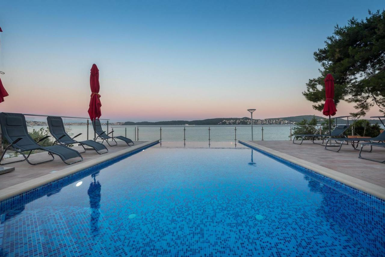 Gem Of The Sea Luxury Beach Apartment With Brand New Heating Infinity Pool 特罗吉尔 外观 照片